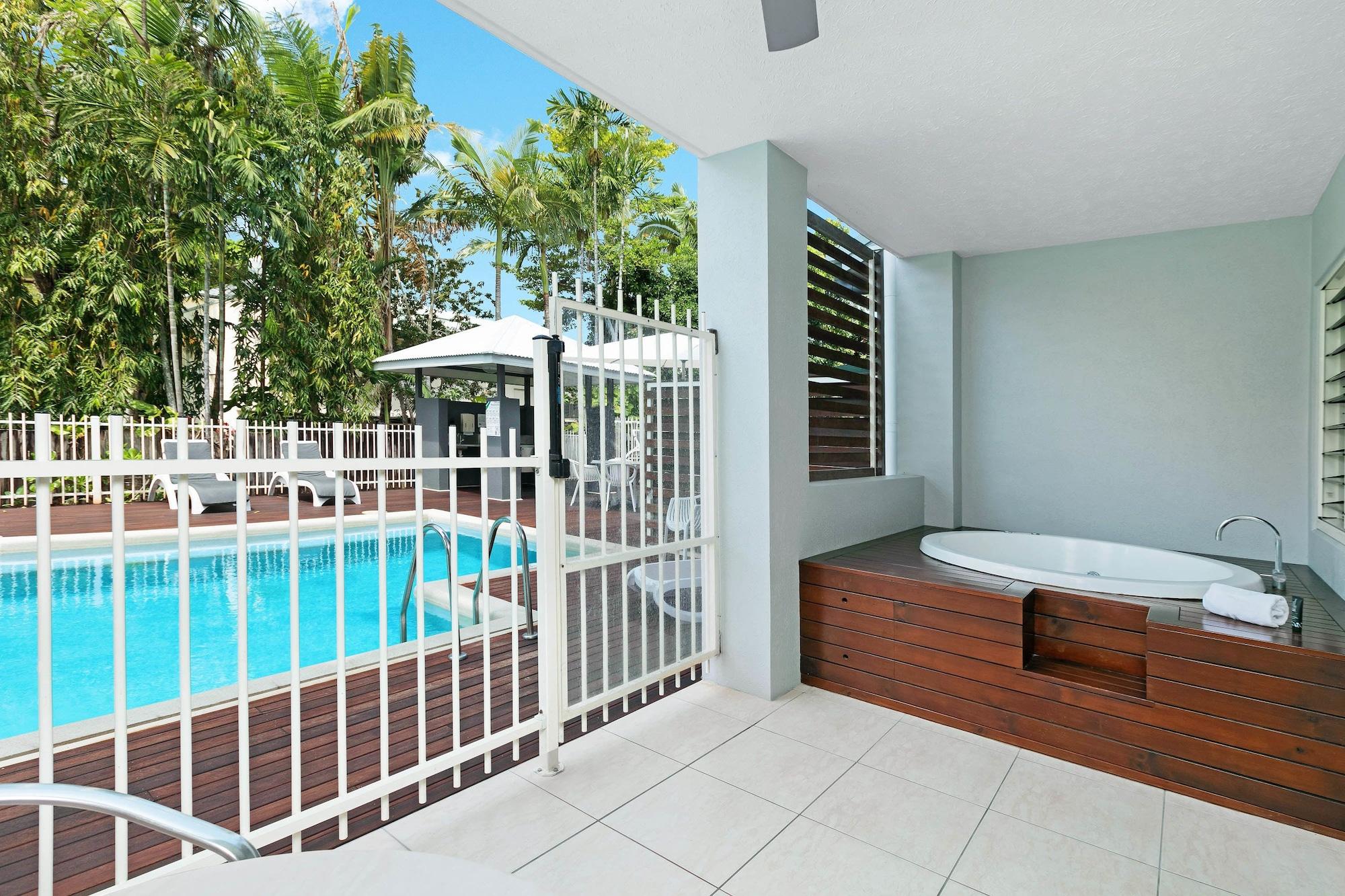 Aparthotel Mantra Aqueous On Port Port Douglas Exterior foto