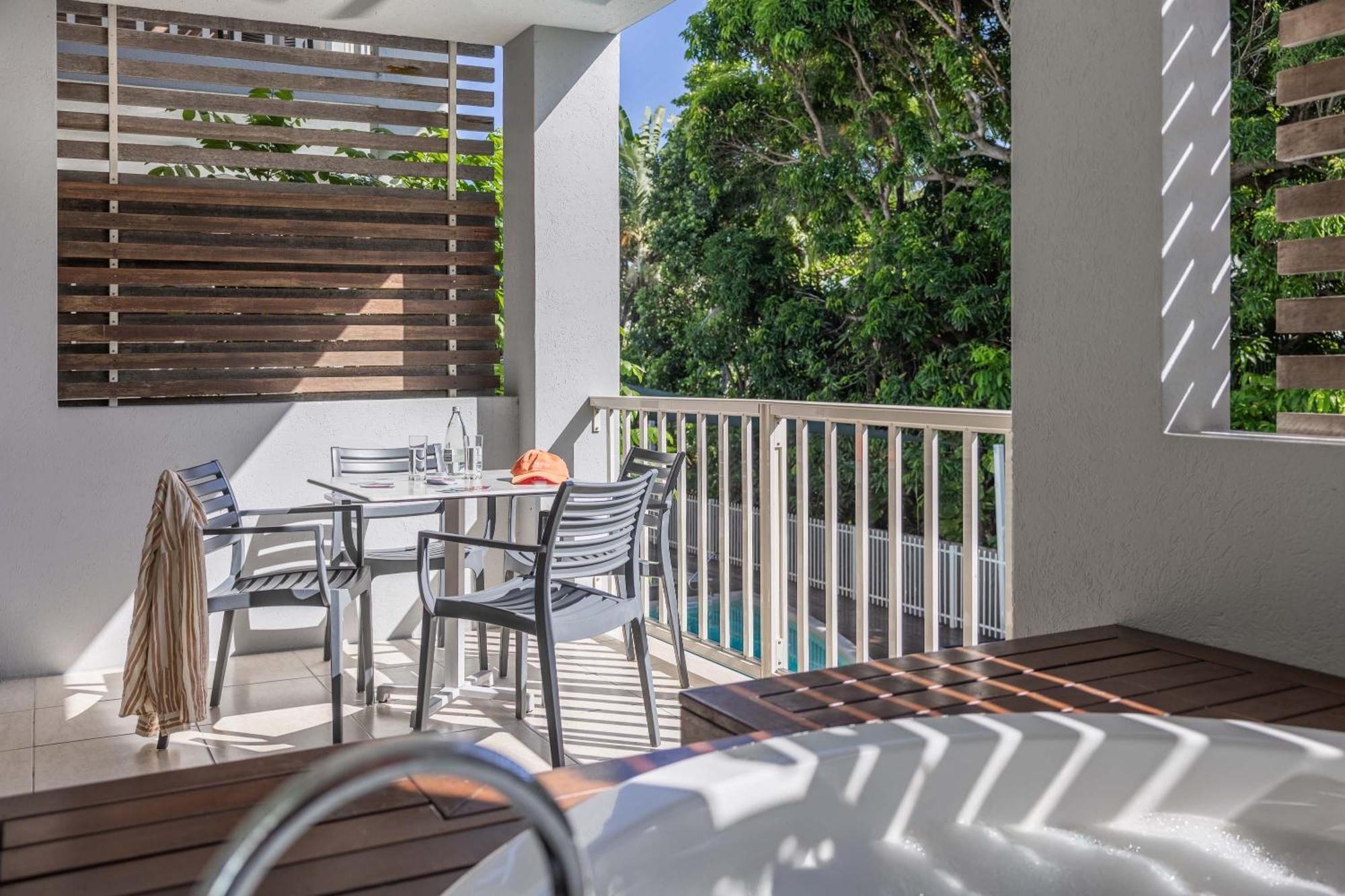 Aparthotel Mantra Aqueous On Port Port Douglas Exterior foto